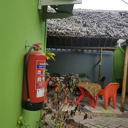 L&J Modern Backpackers Bnb Dar es Salaam Esterno foto