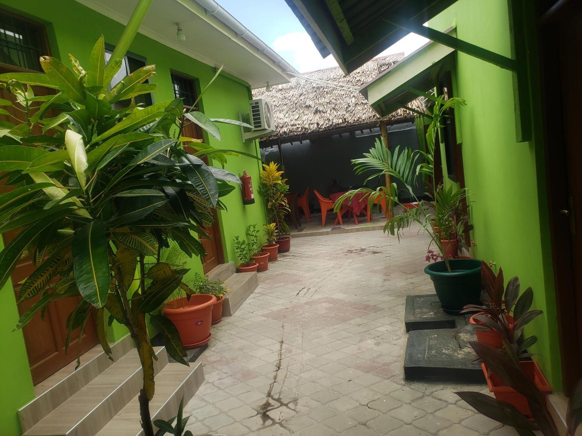 L&J Modern Backpackers Bnb Dar es Salaam Esterno foto