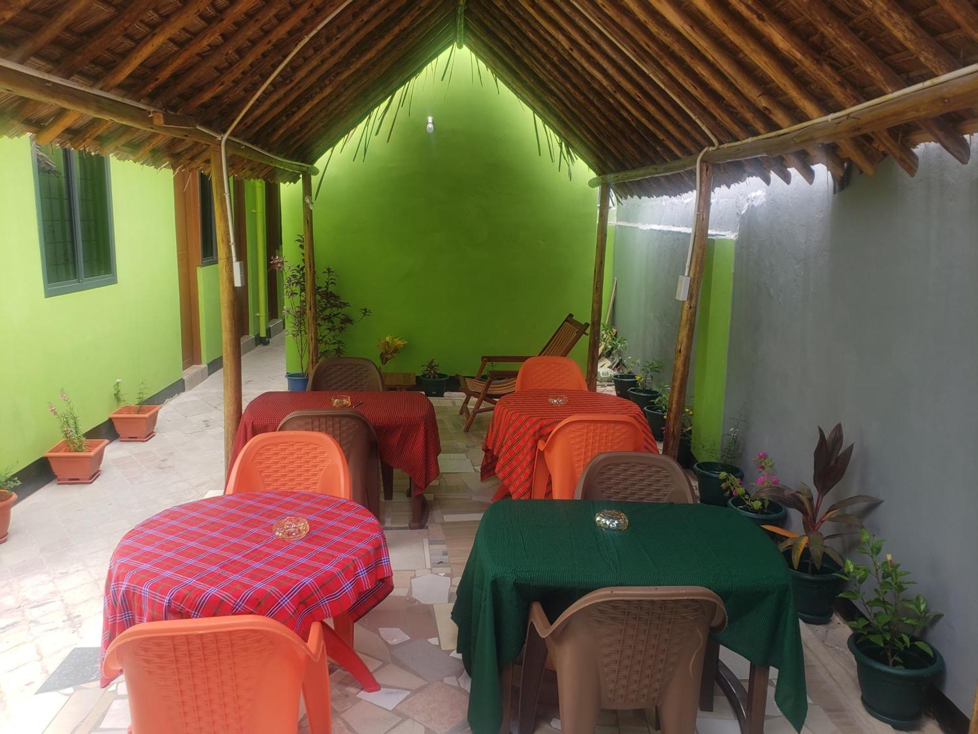 L&J Modern Backpackers Bnb Dar es Salaam Esterno foto
