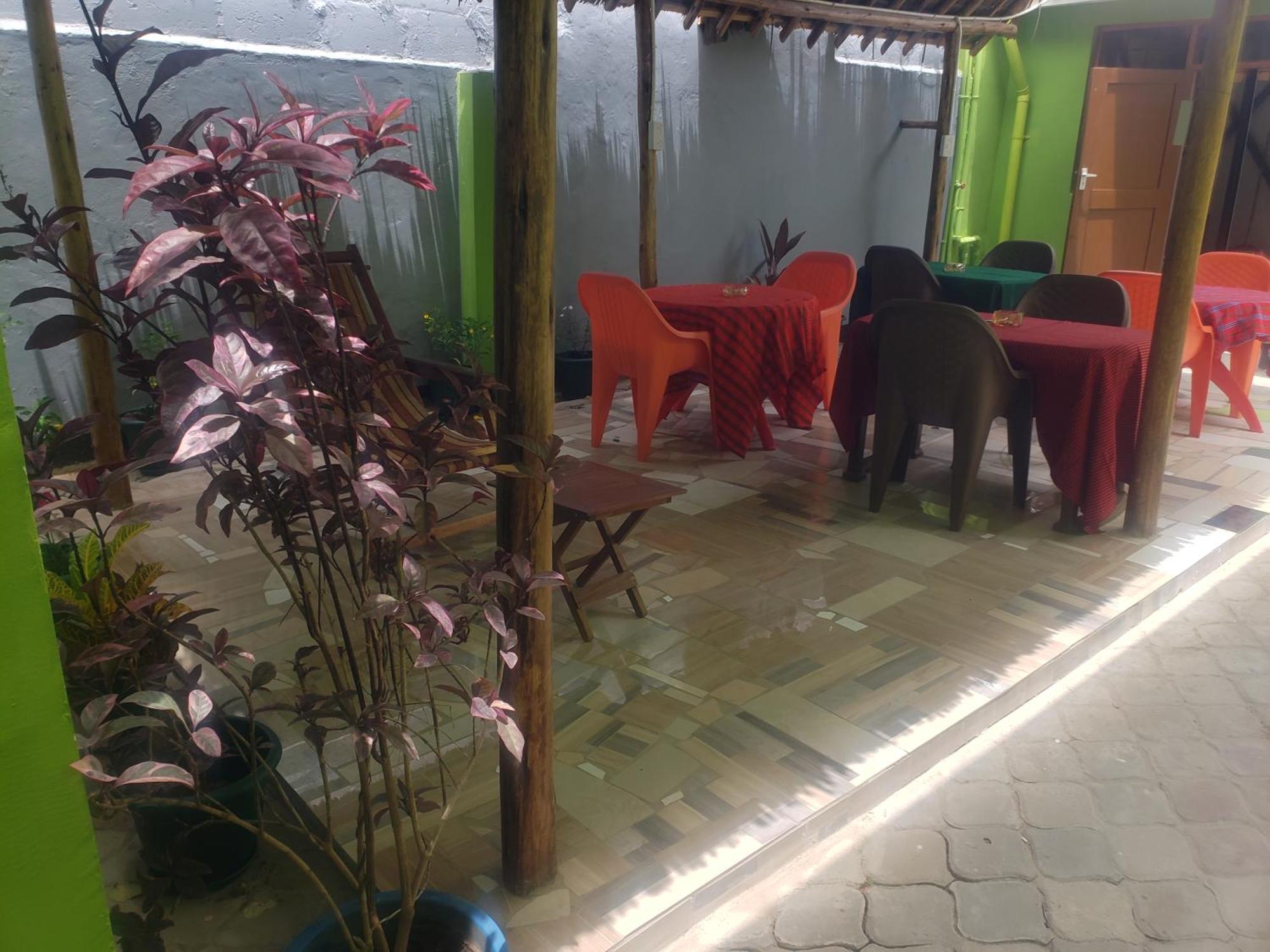L&J Modern Backpackers Bnb Dar es Salaam Esterno foto