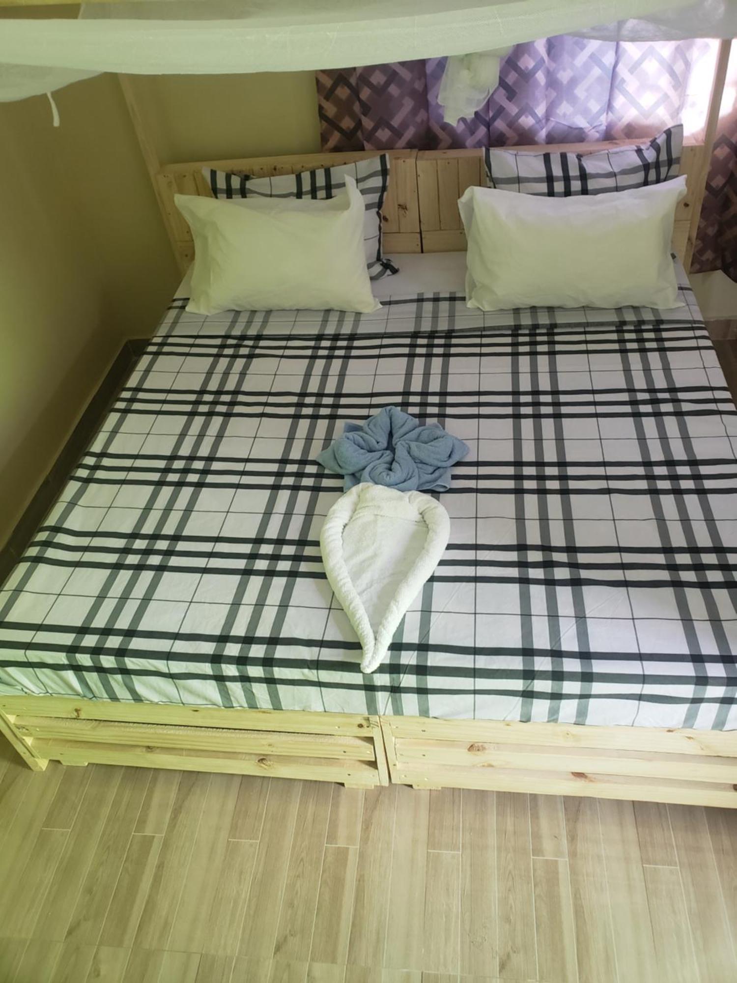 L&J Modern Backpackers Bnb Dar es Salaam Esterno foto