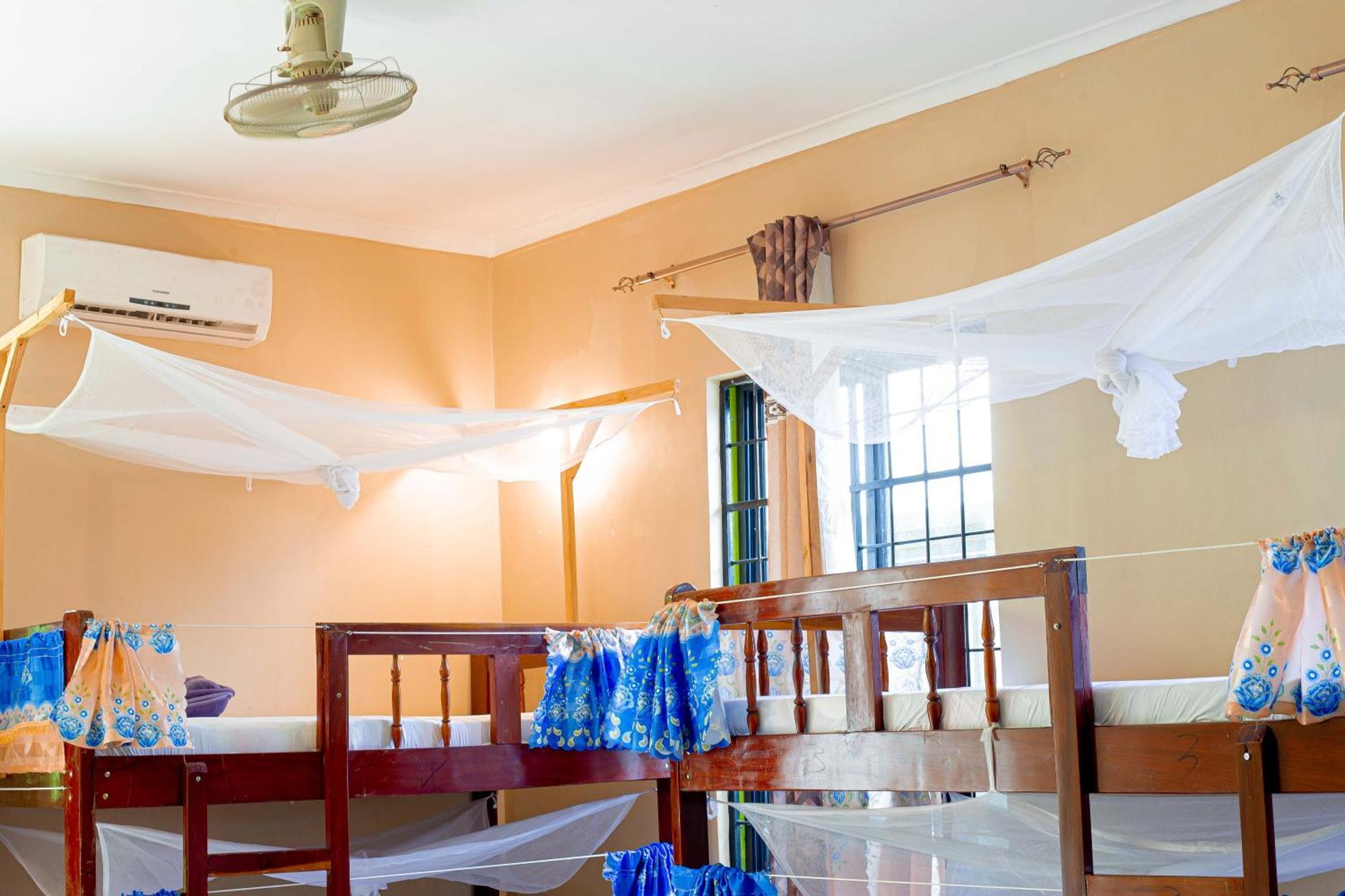 L&J Modern Backpackers Bnb Dar es Salaam Esterno foto