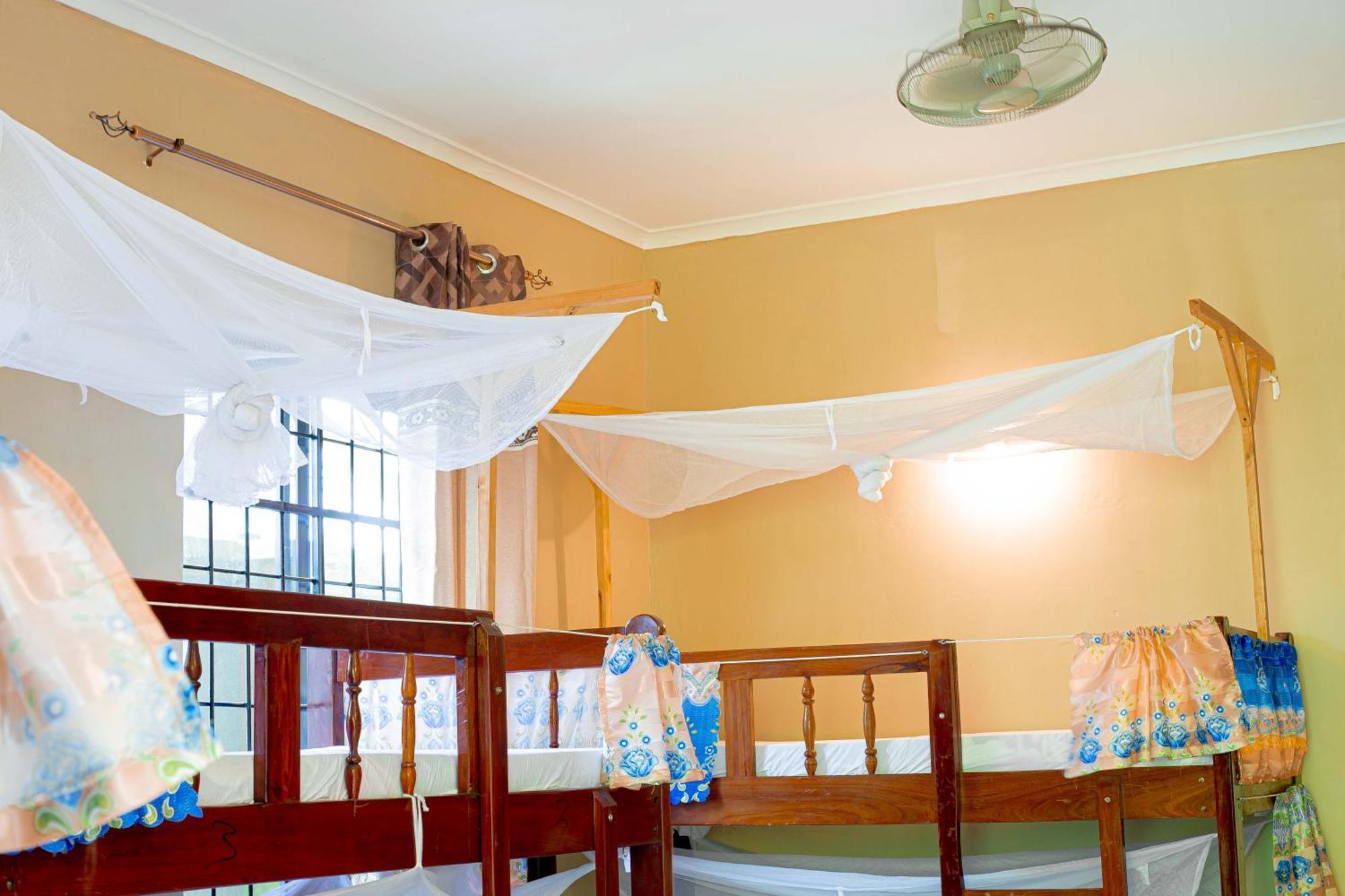 L&J Modern Backpackers Bnb Dar es Salaam Esterno foto