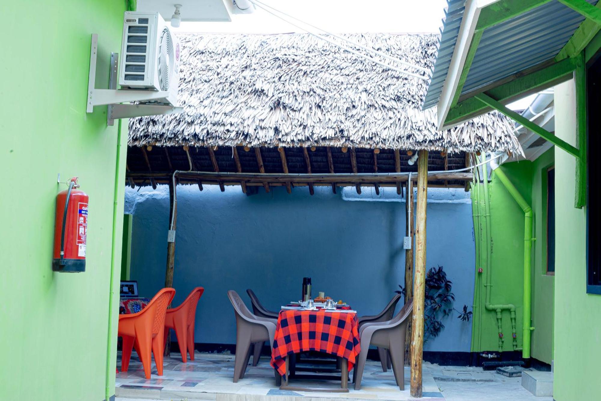 L&J Modern Backpackers Bnb Dar es Salaam Esterno foto
