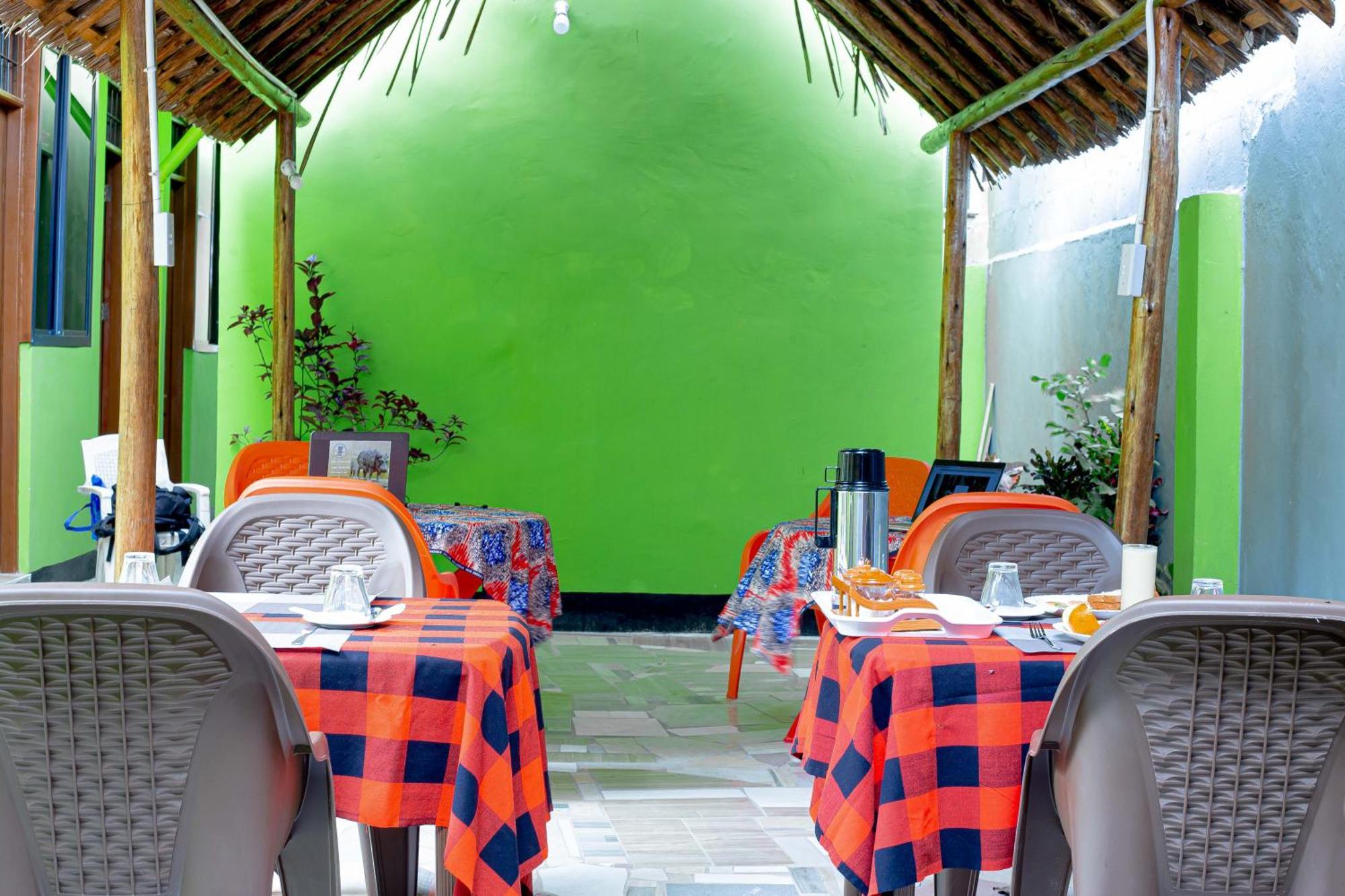 L&J Modern Backpackers Bnb Dar es Salaam Esterno foto